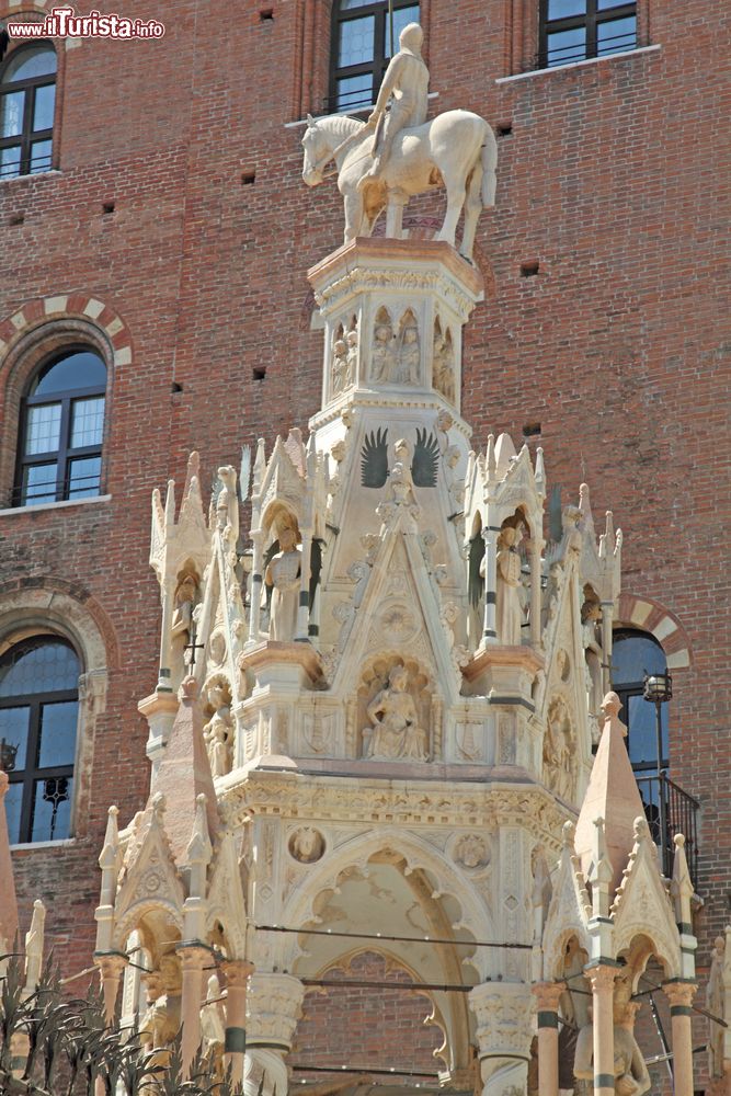 Immagine Un dettaglio del sepolcro delle Arche Scaligere di Verona, a fianco della chiesa di Santa Maria Antica.