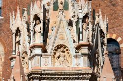 Arche Scaligere: dettaglio della tomba di Cansignorio della Scala (1340-1375), signore di Verona assieme a suo fratello Paolo Alboino. 