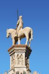 La statua di Cansignorio della Scala sulla sua tomba, la più famosa delle Arche Scaligere di Verona.