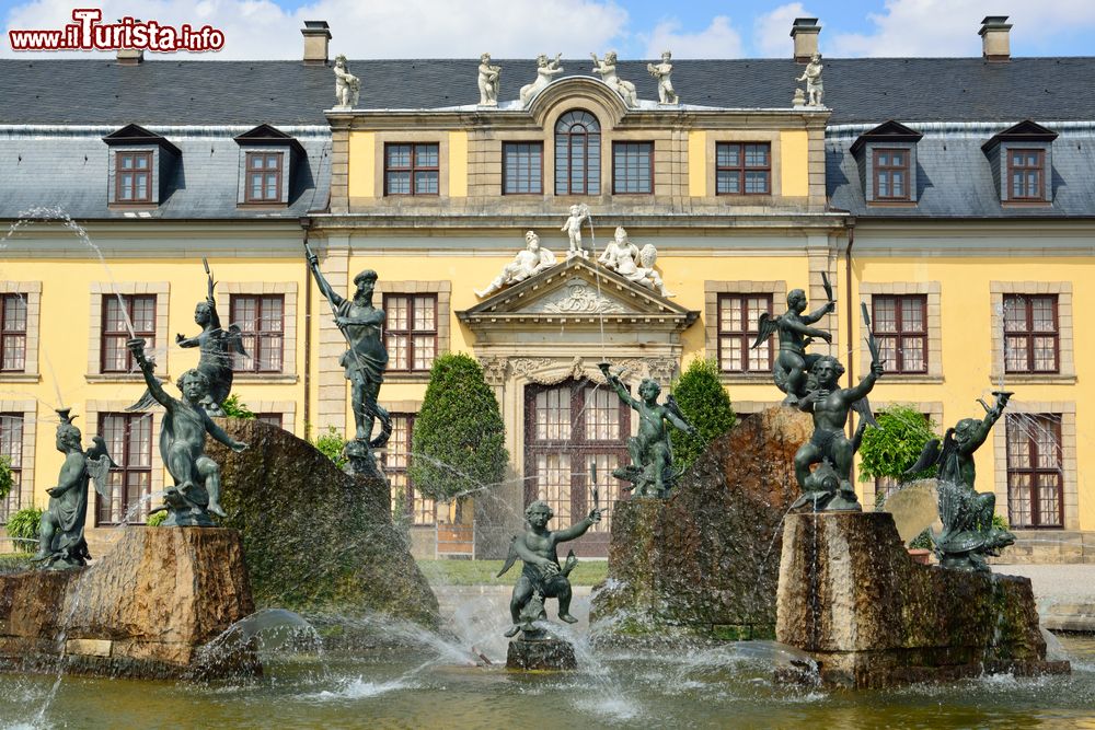 Immagine L'antico palazzo ai giardini di Herrenhausen, Hannover, Germania. Fontane, statue, giochi d'acqua e oltre 30 mila fiori (in estate) fanno di questo parco con il suo bell'edificio una delle principali attrazioni di Hannover.