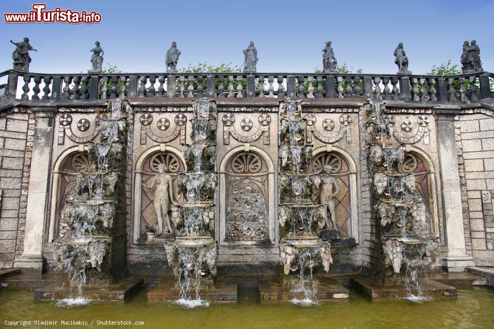 Immagine L'architettura della Grande Cascata a Herrenhausen, Hannover, Germania. Si trova in uno dei più importanti giardini reali d'Europa - © Vladimir Mucibabic / Shutterstock.com