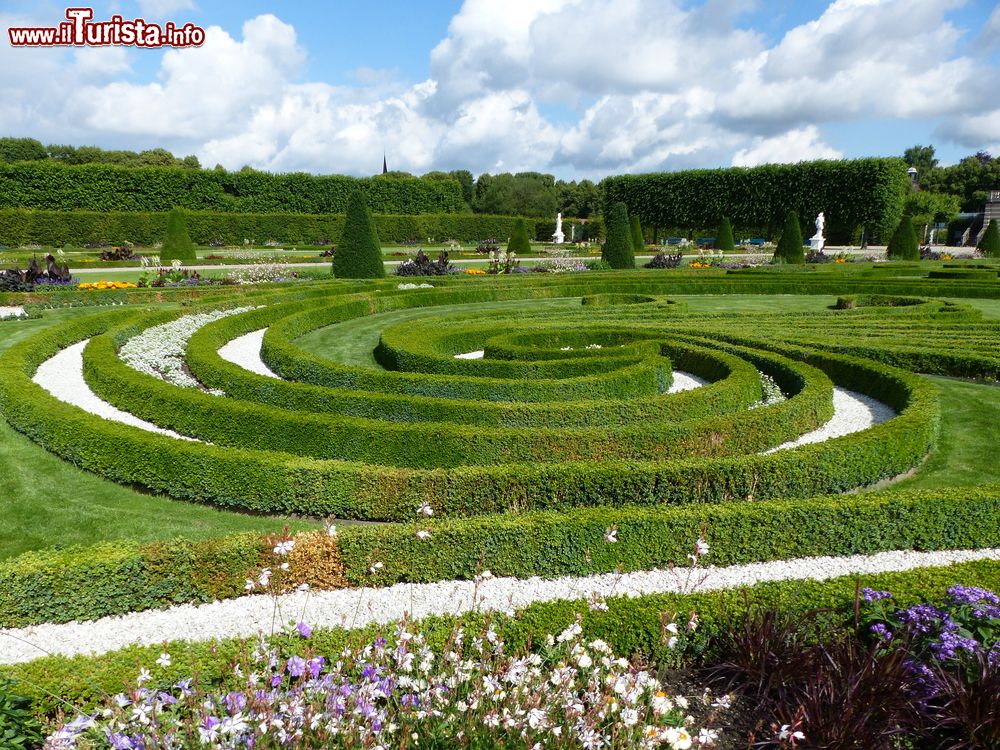 Immagine Decorazioni floreali al parco Herrenhausen di Hannover, Germania. Da quando vennero progettati nel 1666 questi 4 giardini alla francese in stile barocco rappresentano uno dei gioielli dalle città
