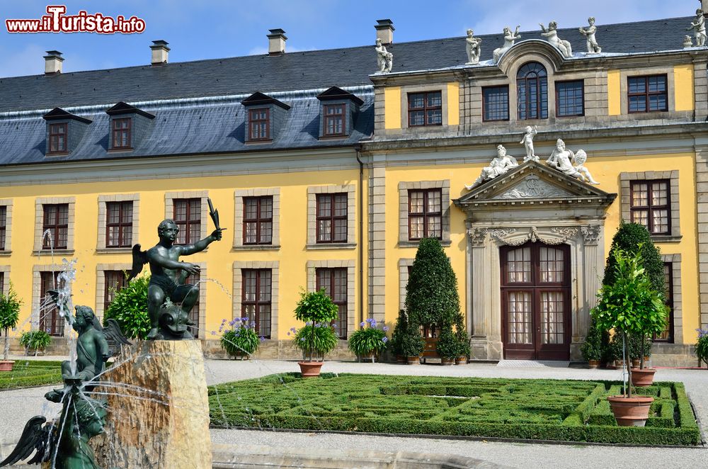 Immagine Il palazzo dei giardini reali di Herrenhausen a Hannover, Germania. Sono immersi nella natura rigogliosa di questa città della Bassa Sassonia.