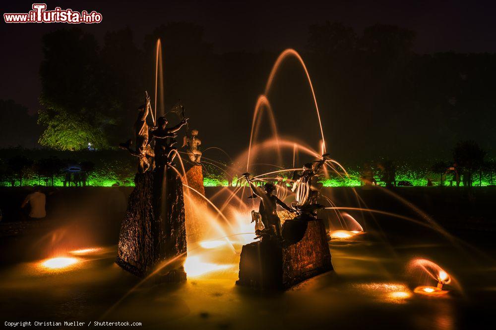 Immagine Panorama notturno della fontana nel Grande Giardino di Herrenhausen a Hannover, Germania. Testimonianza dei re di Hannover, questi giardini sono fra i più belli in stile barocco di tutta Europa - © Christian Mueller / Shutterstock.com