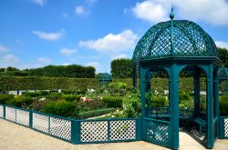 Il padiglione del roseto a Herrenhausen, Hannover, Germania. In quest'area del parco sono ospitate splendide varietà di rose.

