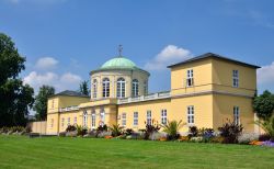 Il palazzo all'ingresso del giardino reale di Herrenhausen a Hannover, Germania.



