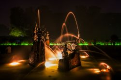 Panorama notturno della fontana nel Grande Giardino di Herrenhausen a Hannover, Germania. Testimonianza dei re di Hannover, questi giardini sono fra i più belli in stile barocco di tutta ...