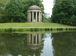 Il tempio di Leibniz nei giardini di Herrenhausen a Hannover, Germania. Questo padiglione è stato costruito fra il 1787 e il 1790 in onore del cittadino Gottfried Wilhelm Leibniz (1646-1716).
 ...