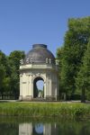 Un padiglione ai giardini di Herrenhausen a Hannover, Germania. Fra aiuole decorate e siepi tagliate come opere d'arte il parco ospita anche graziosi padiglioni da cui ammirare il panorama ...