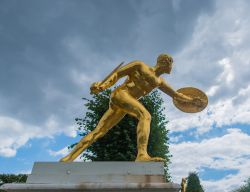 Una delle sculture della Grande Cascata nei giardini di Herrenhausen a Hannover, Germania - © nattawit.sree / Shutterstock.com