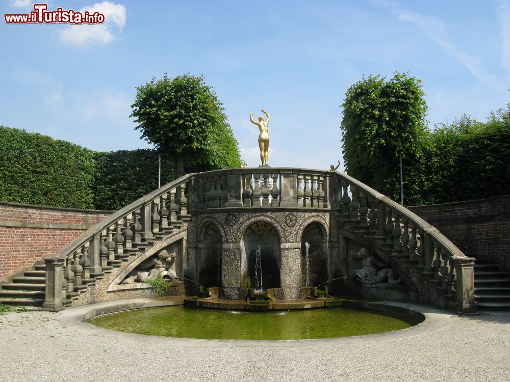 Immagine La Grande Cascata ai giardini Herrenhausen di Hannover, Germania. E' una delle numerose fontane che impreziosiscono il parco voluto dalla duchessa Sofia del Palatinato: datata 1670, quest'opera scultorea è anche una delle più antiche.