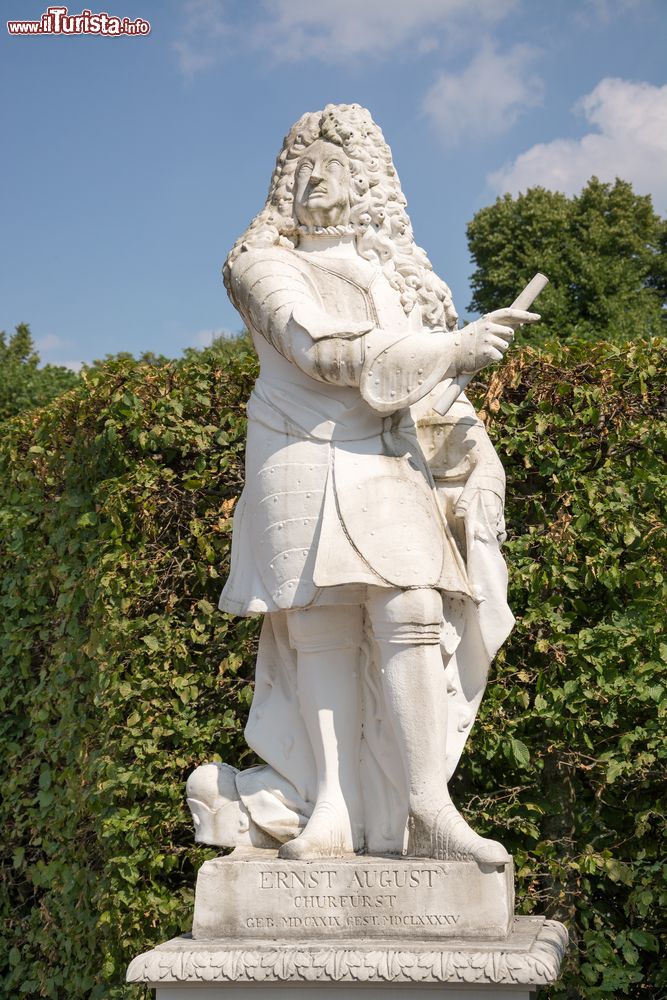 Immagine Statua in pietra di Ernst August ai Herrenhausen Gardens di Hannover, Germania. La si può ammirare, assieme a molte altre, passeggiando per il parco.