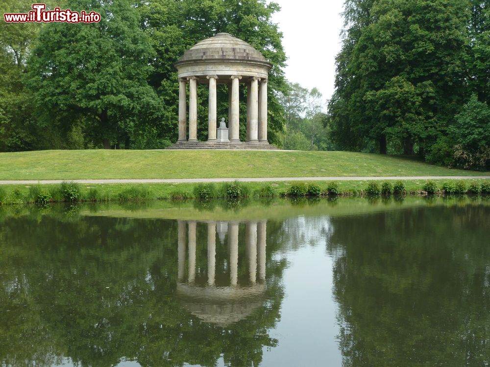 Immagine Il tempio di Leibniz nei giardini di Herrenhausen a Hannover, Germania. Questo padiglione è stato costruito fra il 1787 e il 1790 in onore del cittadino Gottfried Wilhelm Leibniz (1646-1716).