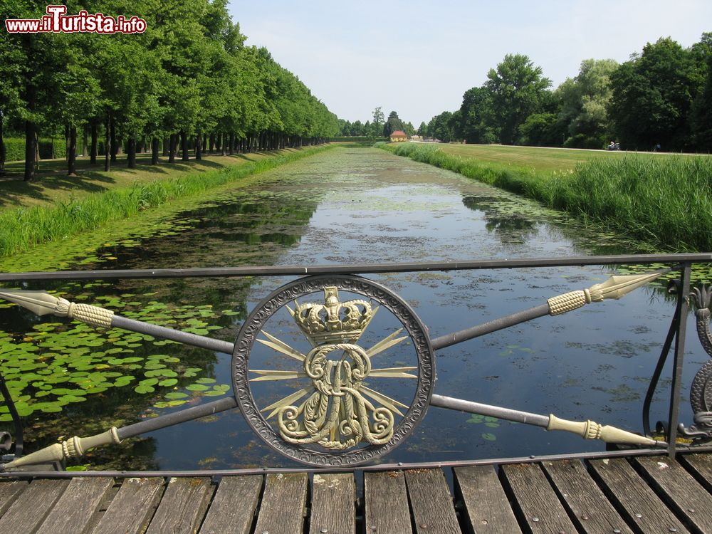 Immagine Un canale ai giardini reali di Herrenhausen, Hannover, Germania. Siamo in uno dei più bei parchi d'Europa.