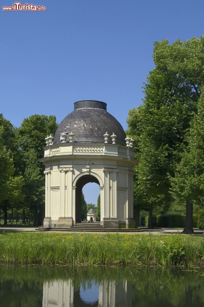 Immagine Un padiglione ai giardini di Herrenhausen a Hannover, Germania. Fra aiuole decorate e siepi tagliate come opere d'arte il parco ospita anche graziosi padiglioni da cui ammirare il panorama offerto dalla natura.