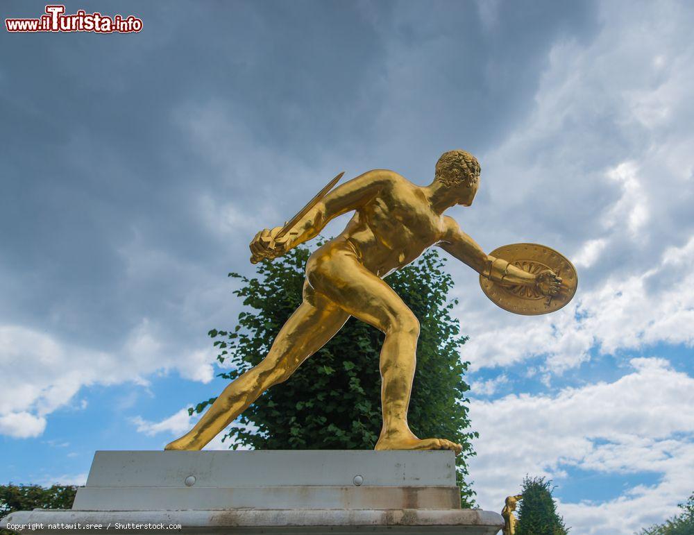 Immagine Una delle sculture della Grande Cascata nei giardini di Herrenhausen a Hannover, Germania - © nattawit.sree / Shutterstock.com