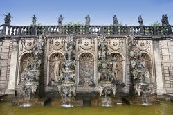 L'architettura della Grande Cascata a Herrenhausen, Hannover, Germania. Si trova in uno dei più importanti giardini reali d'Europa - © Vladimir Mucibabic / Shutterstock.com ...