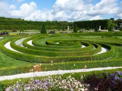 Decorazioni floreali al parco Herrenhausen di Hannover, Germania. Da quando vennero progettati nel 1666 questi 4 giardini alla francese in stile barocco rappresentano uno dei gioielli dalle ...
