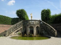 La Grande Cascata ai giardini Herrenhausen di Hannover, Germania. E' una delle numerose fontane che impreziosiscono il parco voluto dalla duchessa Sofia del Palatinato: datata 1670, quest'opera ...
