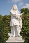 Statua in pietra di Ernst August ai Herrenhausen Gardens di Hannover, Germania. La si può ammirare, assieme a molte altre, passeggiando per il parco.
