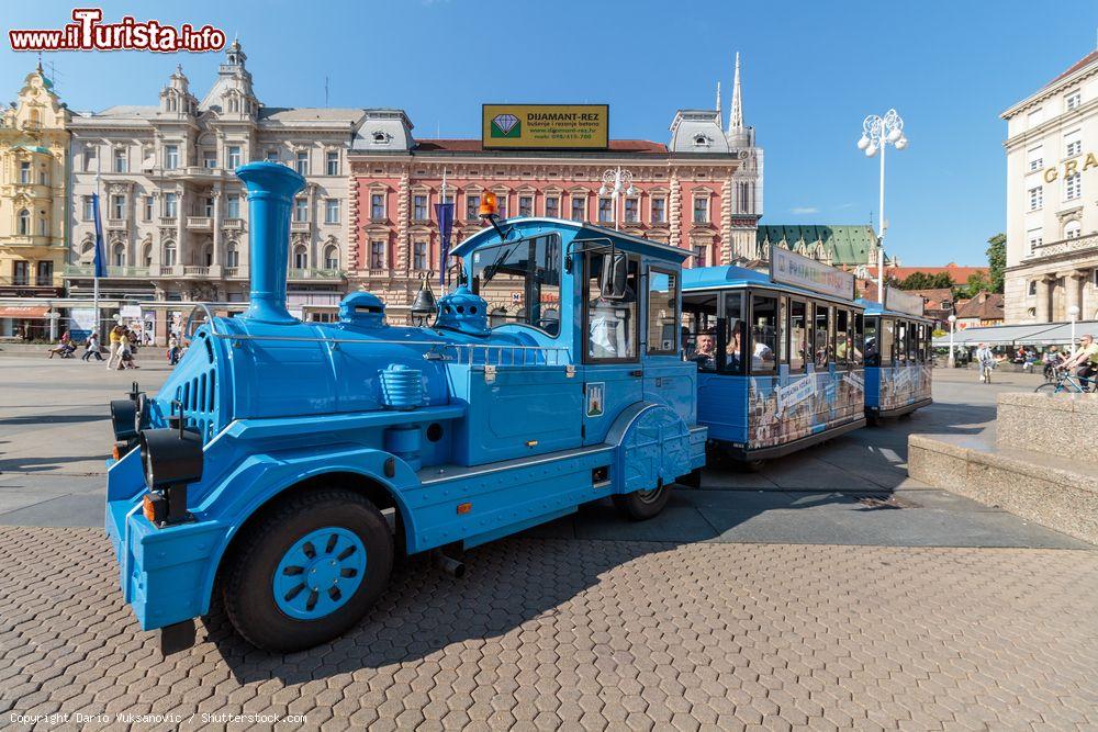 Immagine Il trenino turistico che conduce i visitatori in giro per il centro storico di Zagabria ferma anche in Ban Jelacic. - © Dario Vuksanovic / Shutterstock.com