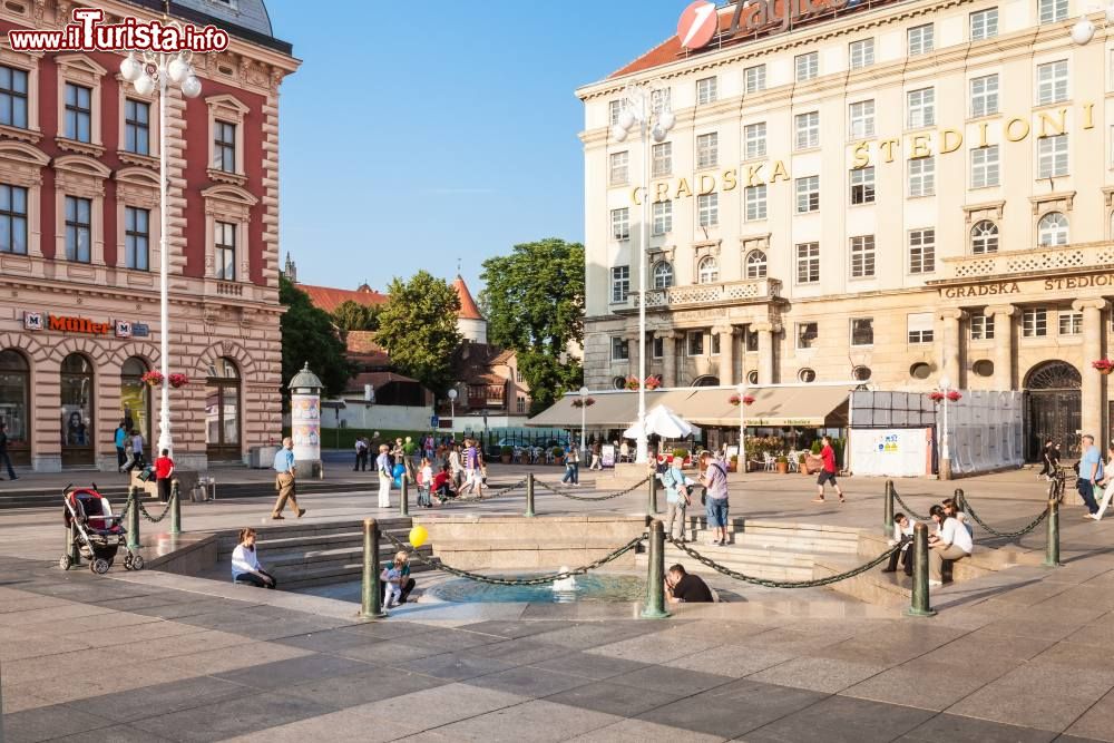 Immagine La fontana Mandusevac sorge in Ban Jelacic, la principale piazza di Zagreb (Zagabria). La fontana è stata ricostruita nel 1986 - foto © DeymosHR / Shutterstock.com