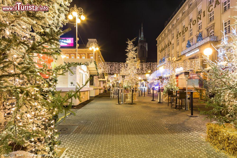 Immagine Mercatino di Natale in piazza Ban Jelacic a Zagabria. Questo è uno dei uoghi più frequentati della capitale croata durante l'Avvento - foto © Phant / Shutterstock.com