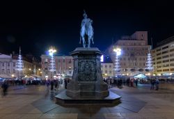 Decorazioni natalizie in piazza Ban Jelacic a Zagabria in occasione del Mercatino dell'Avvento - foto © Dario Vuksanovic / Shutterstock.com