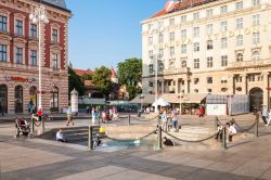 La fontana Mandusevac sorge in Ban Jelacic, la principale piazza di Zagreb (Zagabria). La fontana è stata ricostruita nel 1986 - foto © DeymosHR / Shutterstock.com 