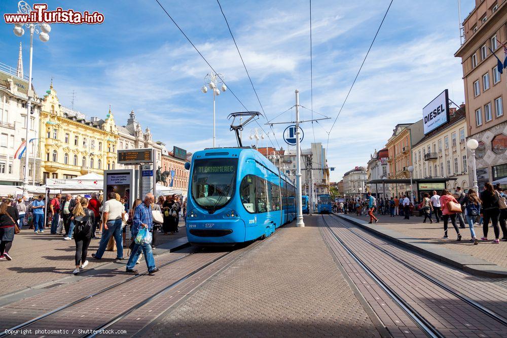 Immagine La piazza Ban Jelacic di Zagabria può essere raggiunta con i tram sia di giorno che di notte - foto © photosmatic / Shutterstock.com