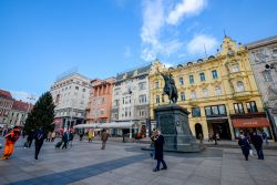 Piazza Ban Jelačić nel centro di Zagabria (Croazia). Nel XVII secolo, qundo fu costruita, era chiamata Harmica - foto © Farris Noorzali / Shutterstock.com