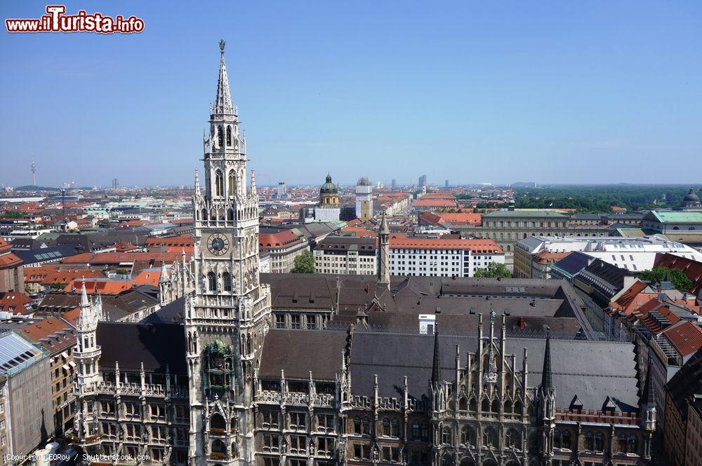 Immagine Vista dall'alto della Neue Rathaus e il Glockenspiel sulla Marienplatz a Monaco di Baviera - © EQRoy / Shutterstock.com