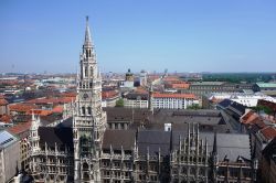 Vista dall'alto della Neue Rathaus e il Glockenspiel ...