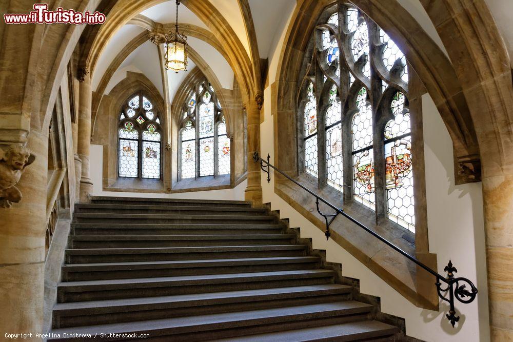 Immagine Scala d'accesso all'interno del Nuovo Municipio di Monaco di Baviera - © Angelina Dimitrova / Shutterstock.com