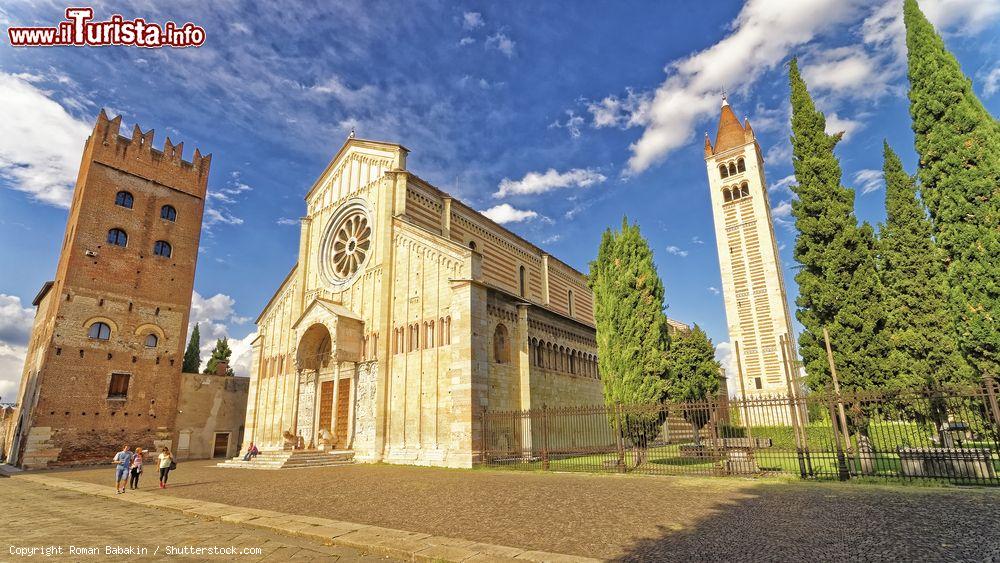 Immagine La Basilica di San Zeno Maggiore a Verona e il suo campanile. E' celebre per la sua cripta dove Shakespeare ha ambientato il matrimonio di Romeo e Giulietta - © Roman Babakin / Shutterstock.com