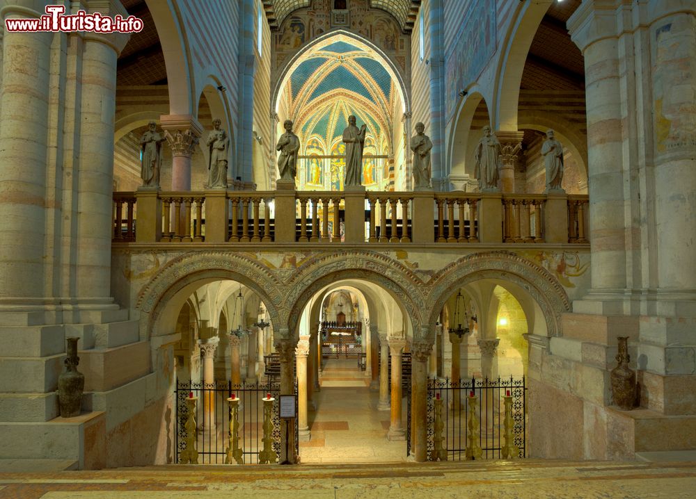 Immagine La navata della chiesa di San Zeno e l'ingresso alla sua cripta: La Basilica si trova nella parte occidentale del centro di Verona
