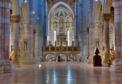 Interno della Basilica di San Zeno, la chiesa ...