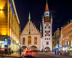 Vista notturna dell'Altes Rathaus, il palazzo famoso per la lugubre Notte dei Cristalli del regime Nazista a Monaco di Baviera - © Boris-B / Shutterstock.com