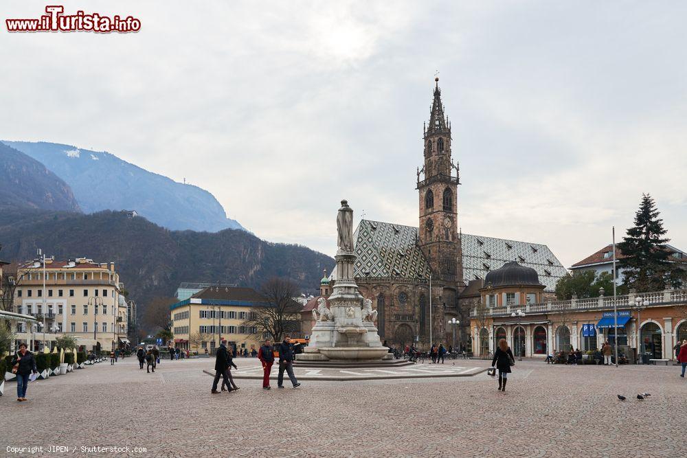 Immagine La Cattedrale nella piazza centrale di Bolzano, Alto Adige - © JIPEN / Shutterstock.com