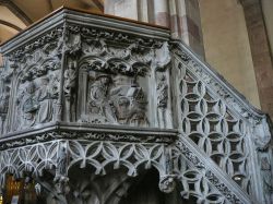 Il ricco pulpito gotico del Duomo di Bolzano ...
