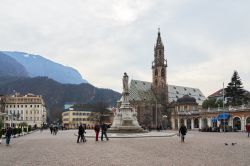 La Cattedrale nella piazza centrale di Bolzano, ...