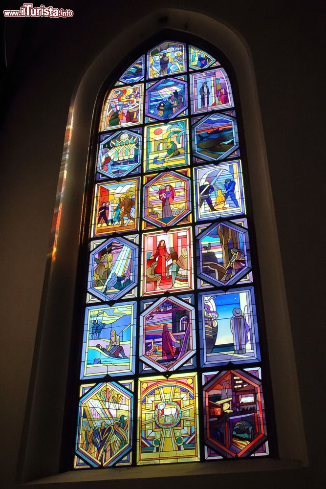 Immagine Le vetrate colorate all'interno del Duomo di Bolzano