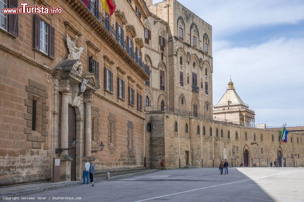 Immagine La facciata principale di Palazzo dei Normanni in Piazza del Parlamento a Palermo (Sicilia) - foto © Salvador Aznar / Shutterstock.com