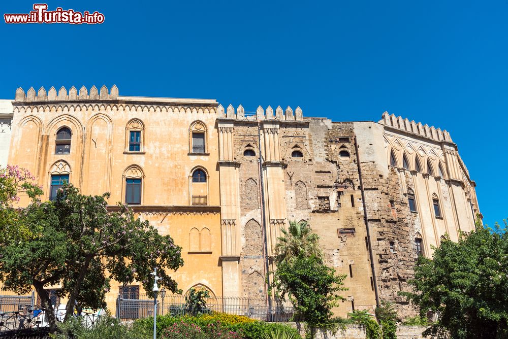 Immagine Palazzo dei Normanni è oggi sede dell’Assemblea Regionale Siciliana, e ospita anche una porzione dedicata all’Esercito Italiano.
