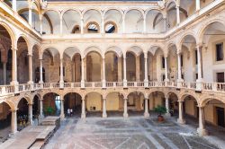 La corte di Palazzo dei Normanni a Palermo, uno degli edifici più visitati di tutta la Sicilia - foto © vvoe / Shutterstock.com