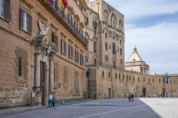 La facciata principale di Palazzo dei Normanni in Piazza del Parlamento a Palermo (Sicilia) - foto © Salvador Aznar / Shutterstock.com