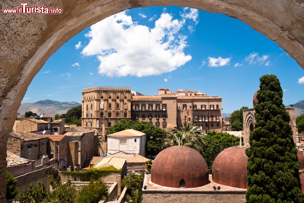 Immagine Vista panoramica del Palazzo dei Normanni di Palermo, anticamente Palazzo Reale, è la sede dell'Assemblea Regionale Siciliana.