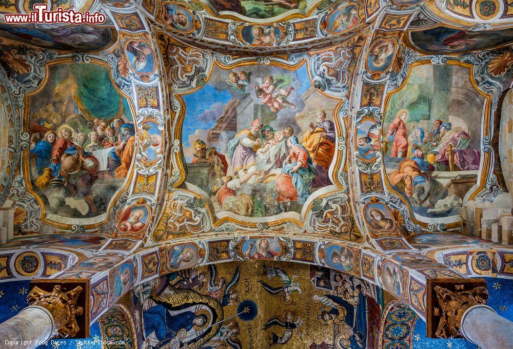 Immagine Il soffitto affrescato di Santa Maria dell'Ammiraglio, la Chiesa della Martorana a Palermo, uno dei giolielli del centro storico - © Frog Dares / Shutterstock.com