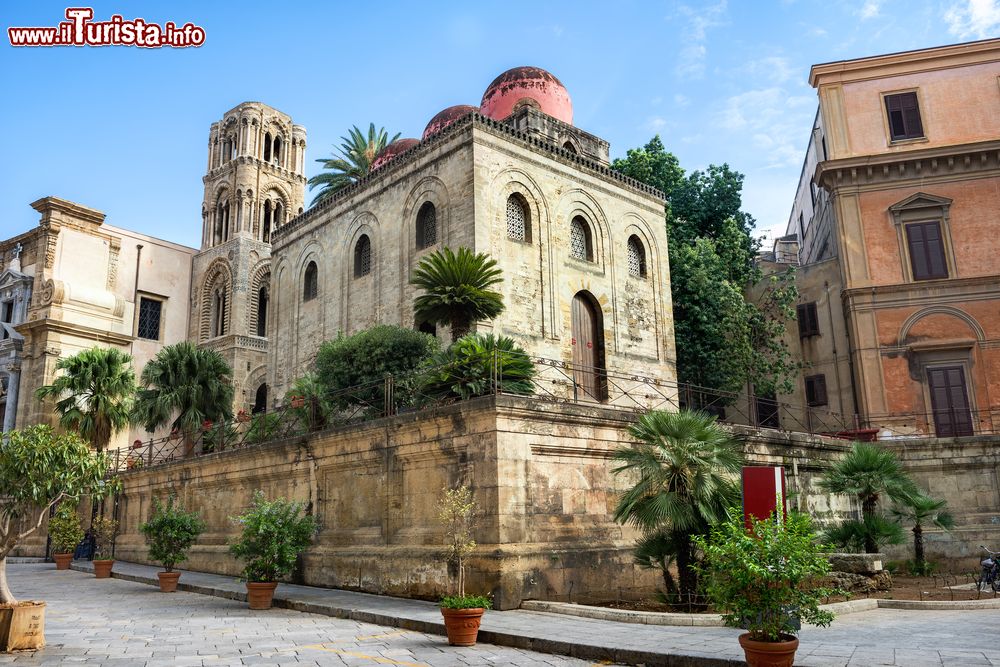 Immagine La chiesa di San Cataldo e a fianco, più indietro, la Martorana di Palermo