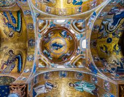 Splendidi mosaici bizantini all'interno della Chiesa della Martorana in centro a Palermo - © Frog Dares / Shutterstock.com